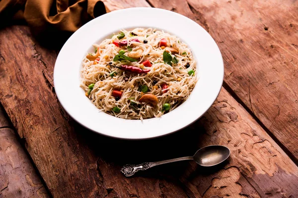 Baharatlı semiya uppma veya upma plaka servis. seçici odak