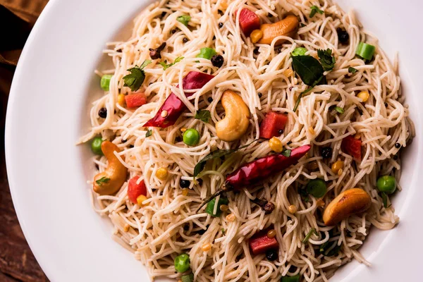 Baharatlı semiya uppma veya upma plaka servis. seçici odak