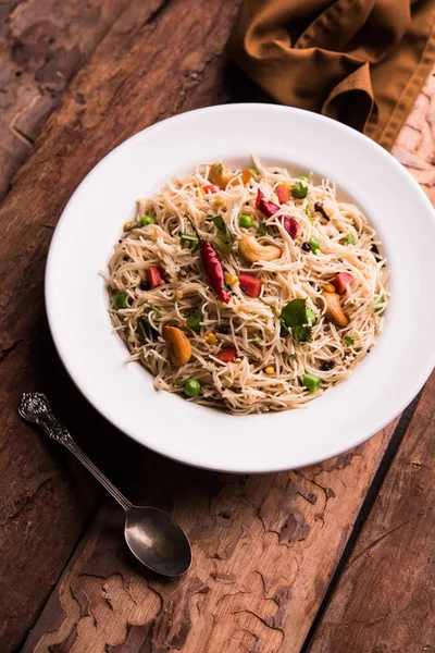 Baharatlı semiya uppma veya upma plaka servis. seçici odak