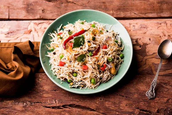 Baharatlı semiya uppma veya upma plaka servis. seçici odak