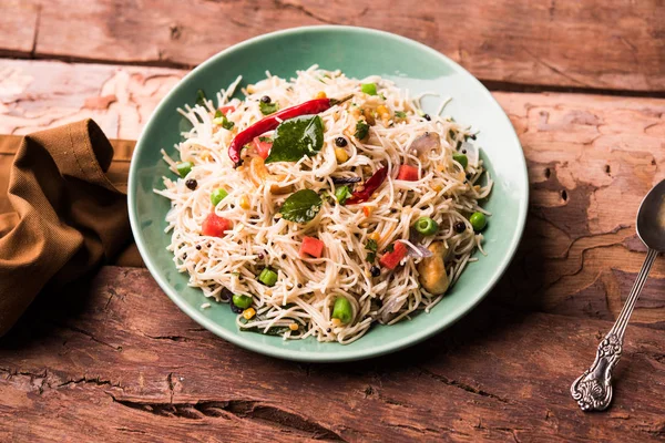 Baharatlı semiya uppma veya upma plaka servis. seçici odak