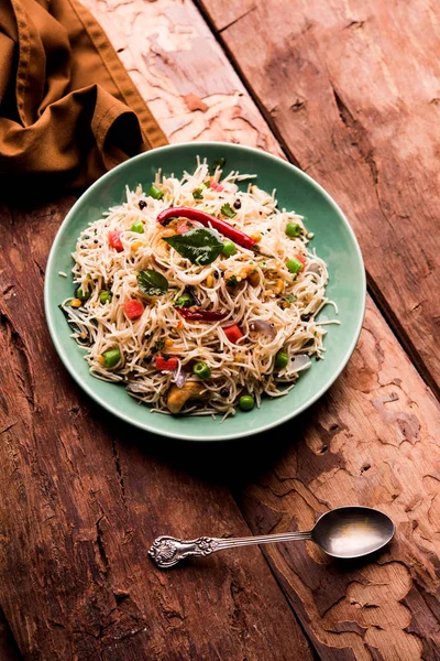 Baharatlı semiya uppma veya upma plaka servis. seçici odak