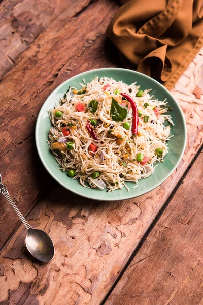 Baharatlı semiya uppma veya upma plaka servis. seçici odak