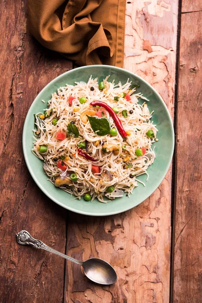 Baharatlı semiya uppma veya upma plaka servis. seçici odak