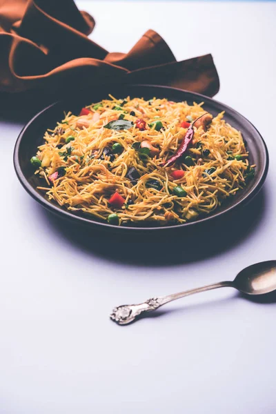 Baharatlı semiya uppma veya upma plaka servis. seçici odak