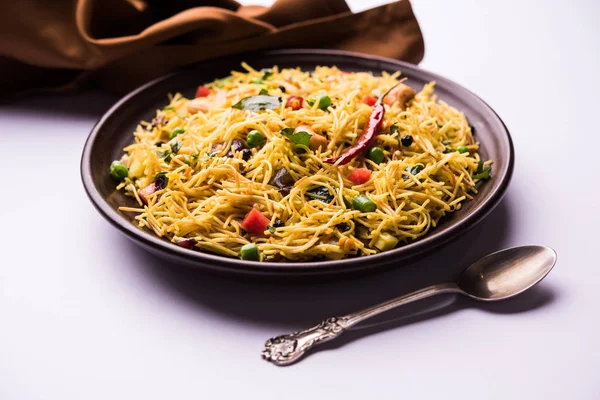 Baharatlı semiya uppma veya upma plaka servis. seçici odak