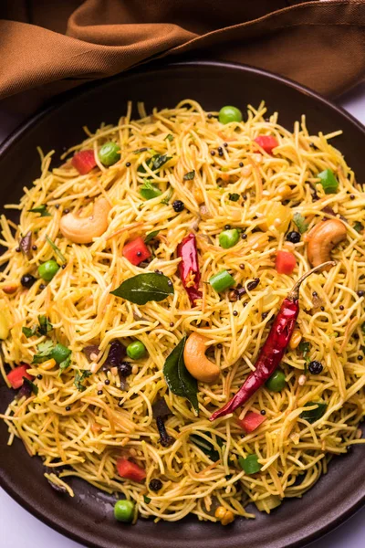 Baharatlı semiya uppma veya upma plaka servis. seçici odak