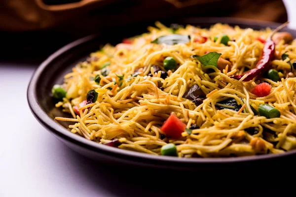 Baharatlı semiya uppma veya upma plaka servis. seçici odak