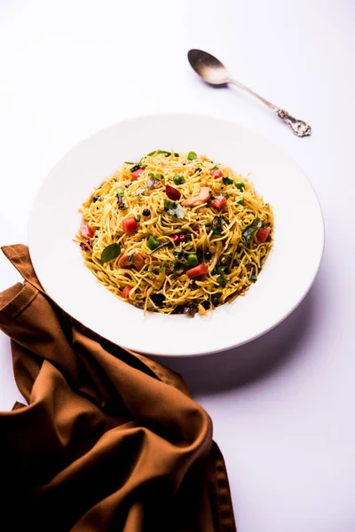 Baharatlı semiya uppma veya upma plaka servis. seçici odak