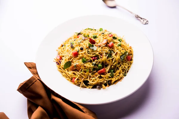 Baharatlı semiya uppma veya upma plaka servis. seçici odak