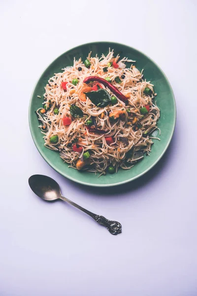 Baharatlı semiya uppma veya upma plaka servis. seçici odak