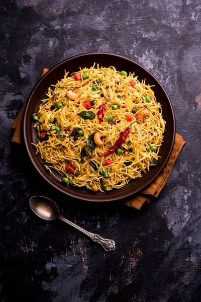 Semiya Upma veya erişte Uppuma veya uppittu Güney Hindistan popüler kahvaltı menüsünden var. bir kasede servis. seçici odak