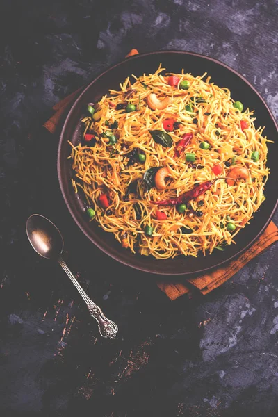 Semiya Upma veya erişte Uppuma veya uppittu Güney Hindistan popüler kahvaltı menüsünden var. bir kasede servis. seçici odak