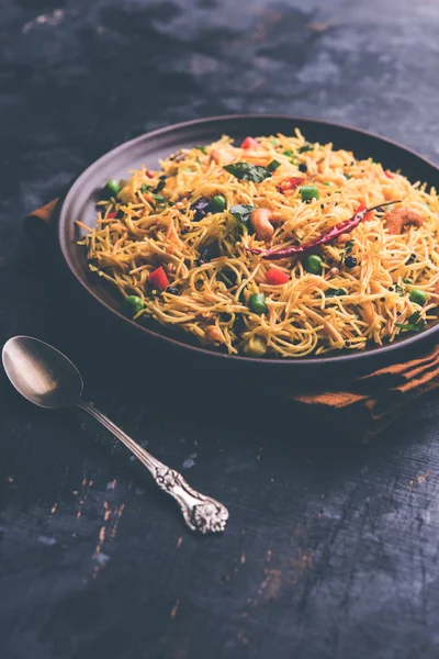 Semiya Upma veya erişte Uppuma veya uppittu Güney Hindistan popüler kahvaltı menüsünden var. bir kasede servis. seçici odak