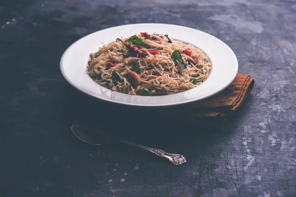 Semiya Upma veya erişte Uppuma veya uppittu Güney Hindistan popüler kahvaltı menüsünden var. bir kasede servis. seçici odak