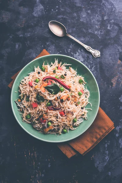 Semiya Upma veya erişte Uppuma veya uppittu Güney Hindistan popüler kahvaltı menüsünden var. bir kasede servis. seçici odak