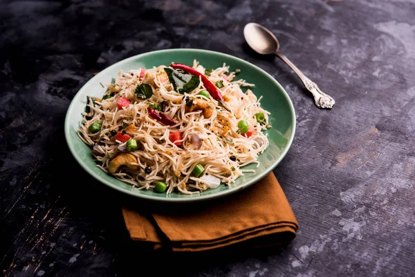 Semiya Upma veya erişte Uppuma veya uppittu Güney Hindistan popüler kahvaltı menüsünden var. bir kasede servis. seçici odak