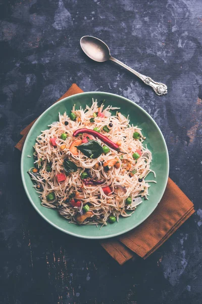 Semiya Upma veya erişte Uppuma veya uppittu Güney Hindistan popüler kahvaltı menüsünden var. bir kasede servis. seçici odak