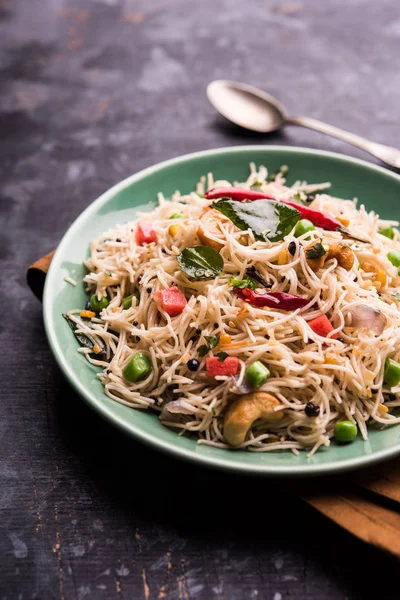 Semiya Upma veya erişte Uppuma veya uppittu Güney Hindistan popüler kahvaltı menüsünden var. bir kasede servis. seçici odak