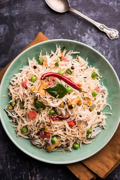 Semiya Upma veya erişte Uppuma veya uppittu Güney Hindistan popüler kahvaltı menüsünden var. bir kasede servis. seçici odak