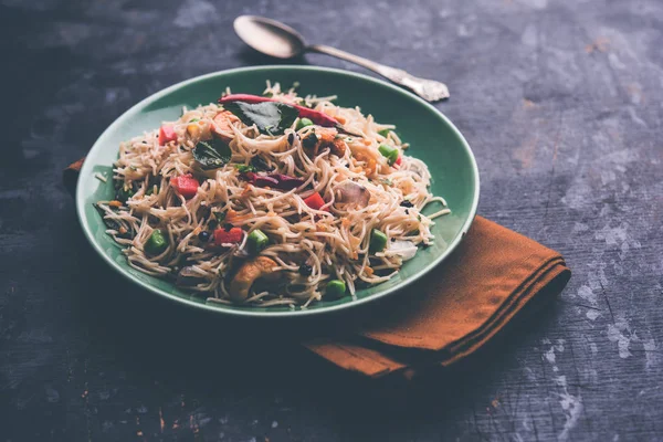 Semiya Upma veya erişte Uppuma veya uppittu Güney Hindistan popüler kahvaltı menüsünden var. bir kasede servis. seçici odak