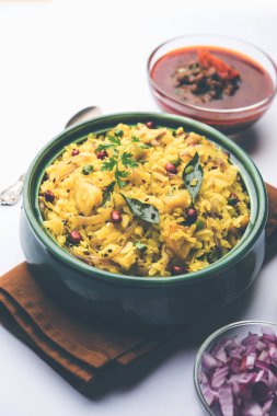 Aloo/Kanda Poha veya baharatlı chana masala/köri ile Tarri Pohe. seçici odak