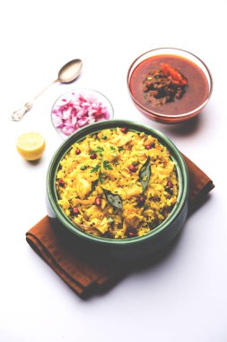 Aloo/Kanda Poha veya baharatlı chana masala/köri ile Tarri Pohe. seçici odak