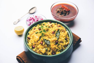 Aloo/Kanda Poha veya baharatlı chana masala/köri ile Tarri Pohe. seçici odak