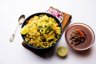 Aloo/Kanda Poha veya baharatlı chana masala/köri ile Tarri Pohe. seçici odak