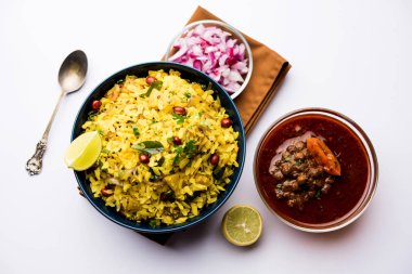 Aloo/Kanda Poha veya baharatlı chana masala/köri ile Tarri Pohe. seçici odak