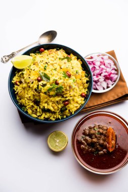 Aloo/Kanda Poha veya baharatlı chana masala/köri ile Tarri Pohe. seçici odak