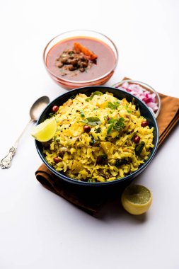 Aloo/Kanda Poha veya baharatlı chana masala/köri ile Tarri Pohe. seçici odak