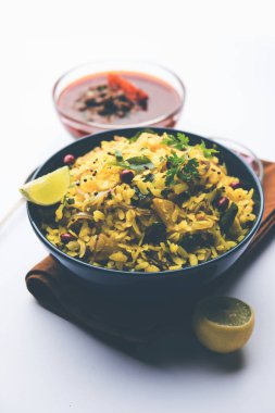 Aloo/Kanda Poha veya baharatlı chana masala/köri ile Tarri Pohe. seçici odak