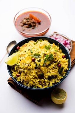 Aloo/Kanda Poha veya baharatlı chana masala/köri ile Tarri Pohe. seçici odak