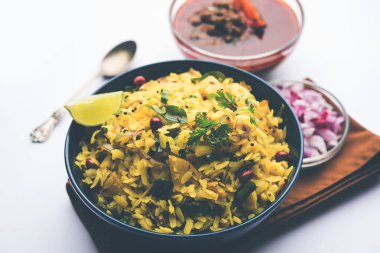 Aloo/Kanda Poha veya baharatlı chana masala/köri ile Tarri Pohe. seçici odak