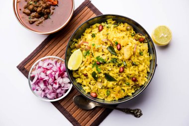 Aloo/Kanda Poha veya baharatlı chana masala/köri ile Tarri Pohe. seçici odak