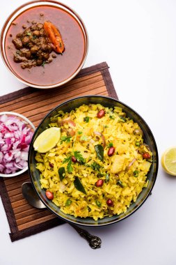Aloo/Kanda Poha veya baharatlı chana masala/köri ile Tarri Pohe. seçici odak