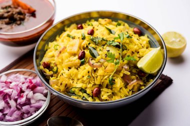 Aloo/Kanda Poha veya baharatlı chana masala/köri ile Tarri Pohe. seçici odak