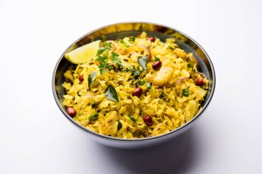Aloo/Kanda Poha veya baharatlı chana masala/köri ile Tarri Pohe. seçici odak