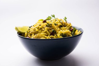 Aloo/Kanda Poha veya baharatlı chana masala/köri ile Tarri Pohe. seçici odak