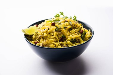 Aloo/Kanda Poha veya baharatlı chana masala/köri ile Tarri Pohe. seçici odak