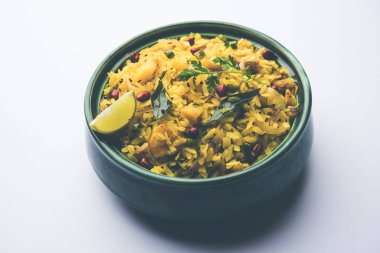 Aloo/Kanda Poha veya baharatlı chana masala/köri ile Tarri Pohe. seçici odak