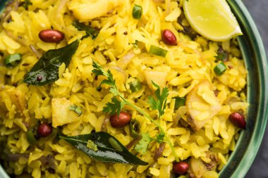 Aloo/Kanda Poha veya baharatlı chana masala/köri ile Tarri Pohe. seçici odak