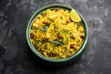 Aloo/Kanda Poha veya baharatlı chana masala/köri ile Tarri Pohe. seçici odak