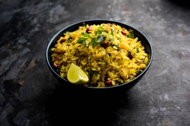Aloo/Kanda Poha veya baharatlı chana masala/köri ile Tarri Pohe. seçici odak