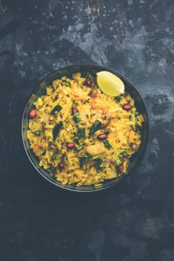 Aloo/Kanda Poha veya baharatlı chana masala/köri ile Tarri Pohe. seçici odak