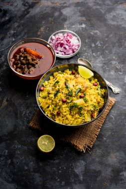 Aloo/Kanda Poha veya baharatlı chana masala/köri ile Tarri Pohe. seçici odak