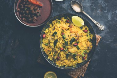 Aloo/Kanda Poha veya baharatlı chana masala/köri ile Tarri Pohe. seçici odak