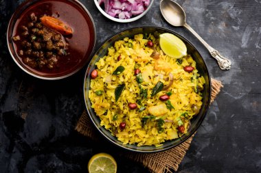 Aloo/Kanda Poha veya baharatlı chana masala/köri ile Tarri Pohe. seçici odak