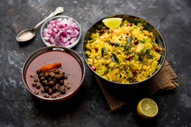 Aloo/Kanda Poha veya baharatlı chana masala/köri ile Tarri Pohe. seçici odak